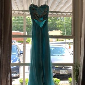 Perfect for formal event, homecoming, or prom!